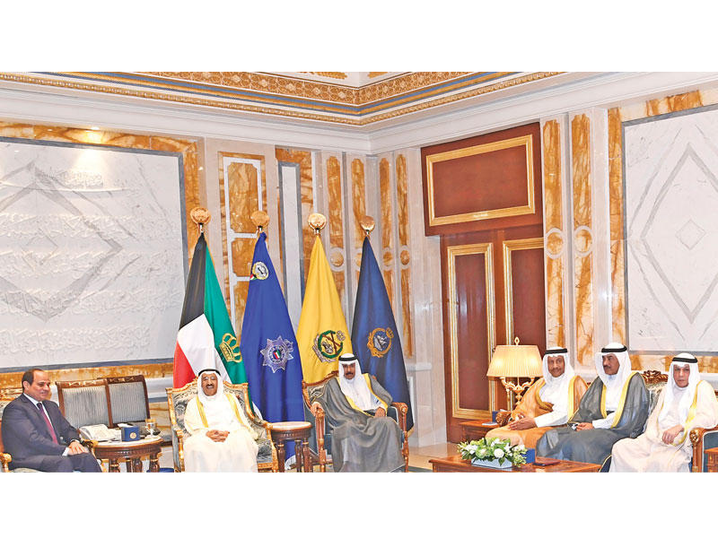 الأمير والرئيس المصري خلال المباحثات بحضور ولي العهد وكبار المسؤولين 