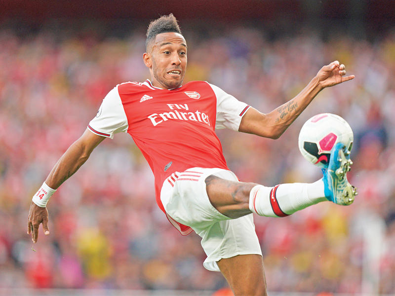  الجابوني الدولي بيير إيميريك أوباميانغ مهاجم فريق أرسنال