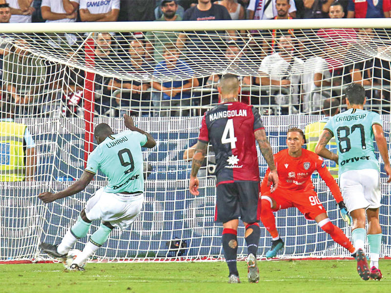 لوكاكو نجم الإنتر يحرز هدفه في مرمى كالياري