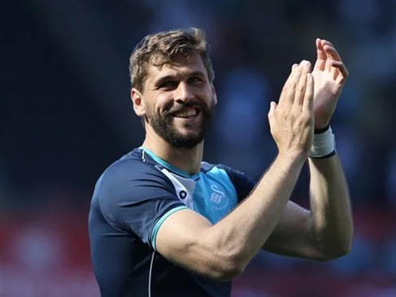 المهاجم الإسباني فرناندو يورنتي