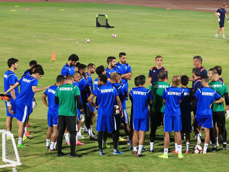 جوزاك يوجه اللاعبين قبل التدريب