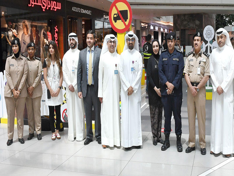 الكندري وبوصليب مع مسؤولي «زين» في المعرض