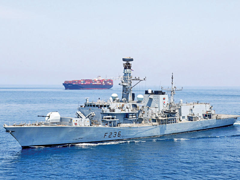 فرقاطة بريطانية ترافق سفينة تجارية ترفع علم المملكة المتحدة في مضيق هرمز أمس          (البحرية البريطانية) 