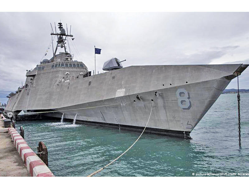 إحدى السفن الحربية المشاركة في المناورات 