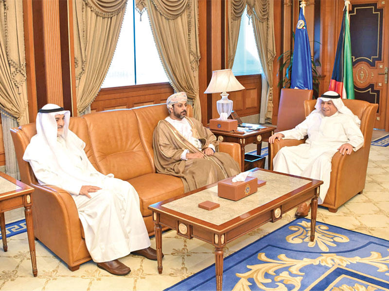 نائب رئيس مجلس الوزراء وزير الداخلية الشيخ خالد الجراح مع مساعد المدعي العام في سلطنة عمان علي المعمري - أمس