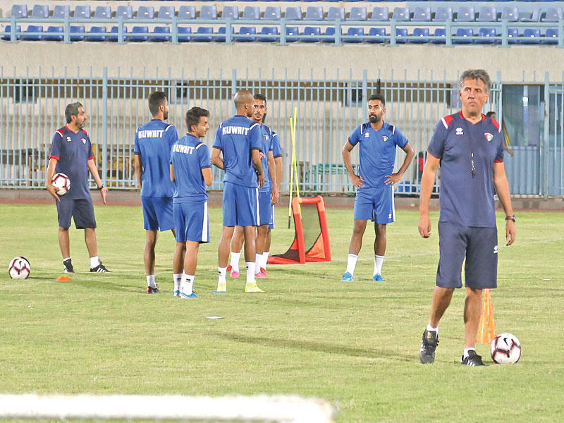 جوزاك خلال تدريب الأزرق على استاد ثامر 