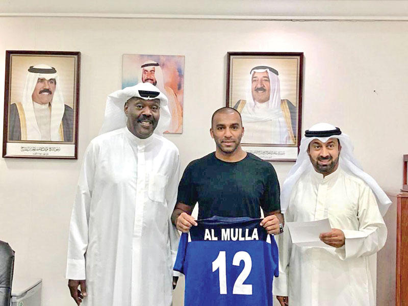 الملا يتوسط المعتوق وإلياس بعد توقيع العقد 