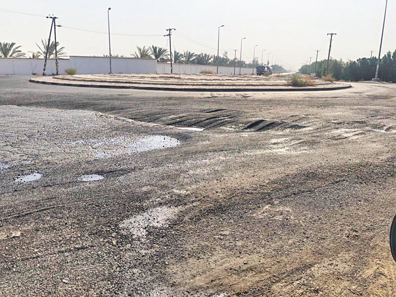 مشهد لحفر الدوار على طريق الوفرة 