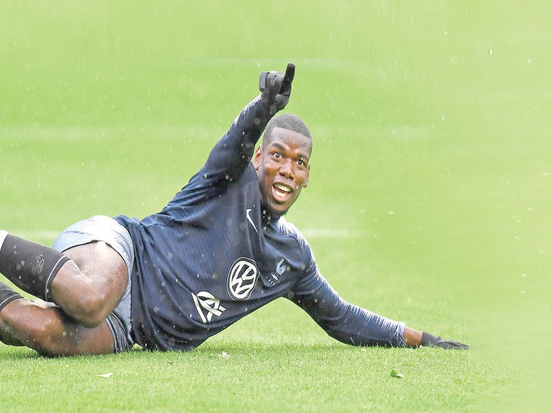 لاعب وسط مانشستر يونايتد الإنكليزي بول بوغبا 