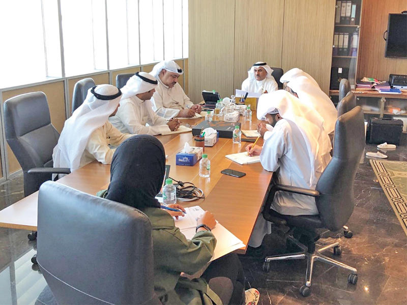 الحربي مترئسا اجتماعا لمتابعة أوضاع المدارس أمس