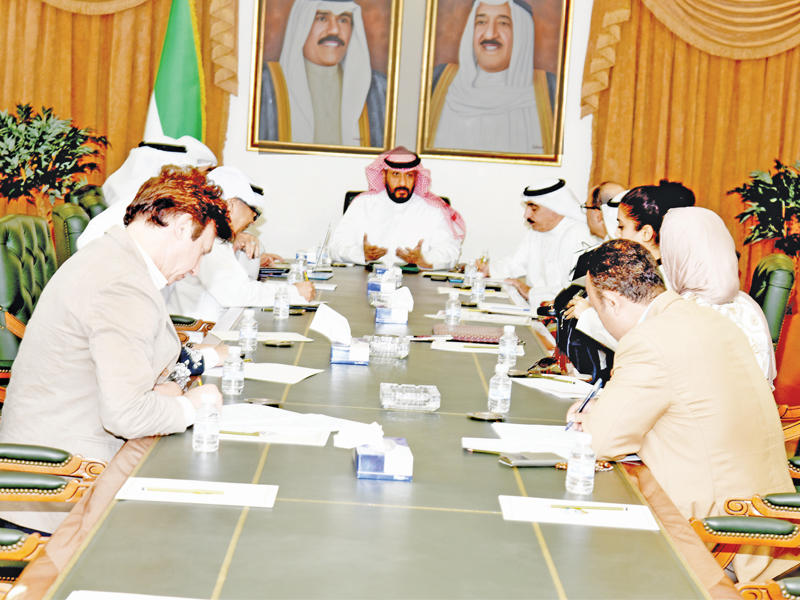 محافظ العاصمة خلال لقائه وفد «الإعلام» والجامعة