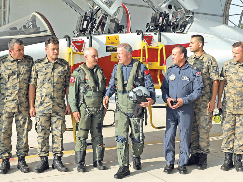 أكار يستعد لجولة جوية فوق بحر إيجة على هامش افتتاح عام تدريب الطيران في أزمير أمس (وزارة الدفاع التركية)