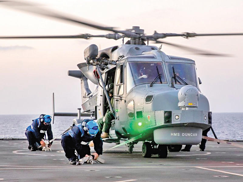 مروحية على وشك الإقلاع من فرقاطة بريطانية في مضيق هرمز أمس t(البحرية الملكية)