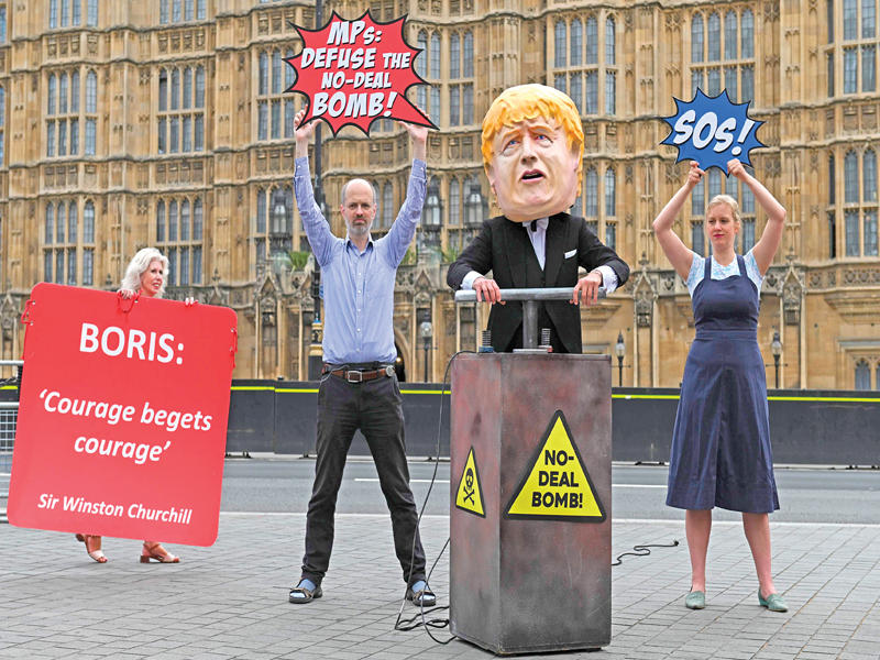 بريطانيون يتظاهرون في لندن أمسt (أ ف ب)