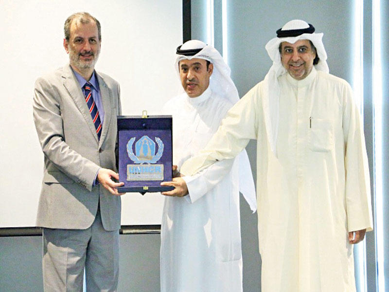 حدادين مكرماً ممثل وزير الإعلام فيصل المتلقم