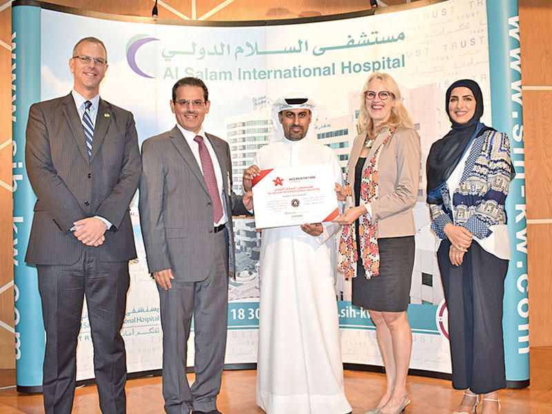 تسلم شهادة الاعتماد الكندي