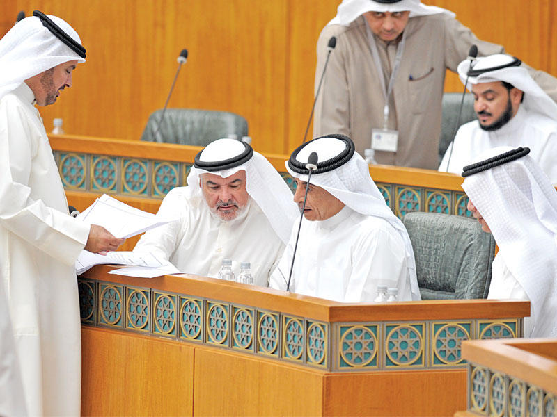 العازمي في حديث مع عدد من النواب في إحدى الجلسات