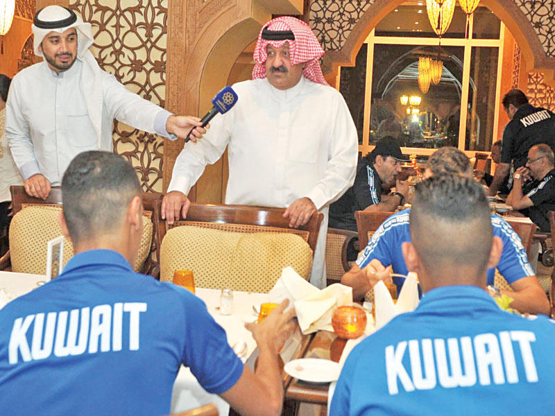 اليوسف مع اللاعبين خلال العشاء