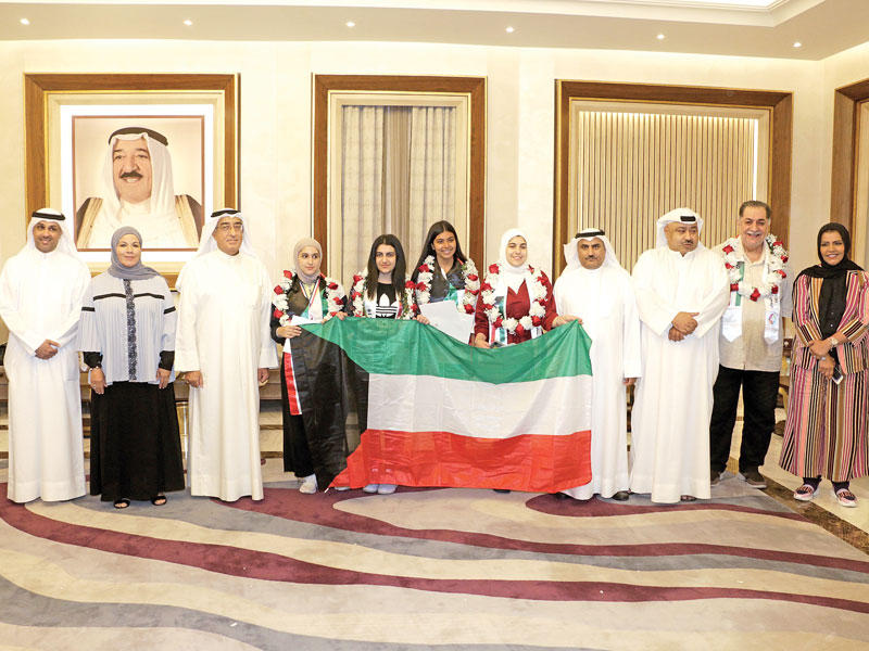 الحربي ومسؤولو التربية في استقبال الطالبات الفائزات