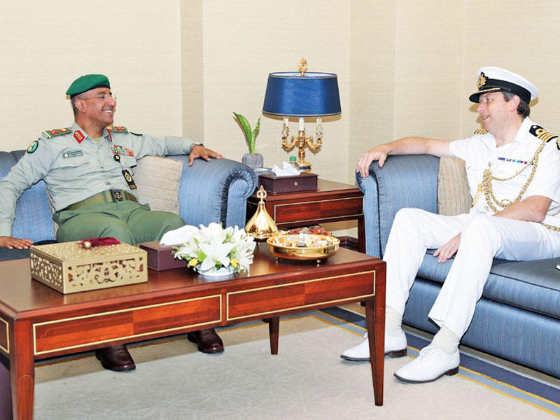 الذياب مستقبلاً الملحق العسكري البريطاني