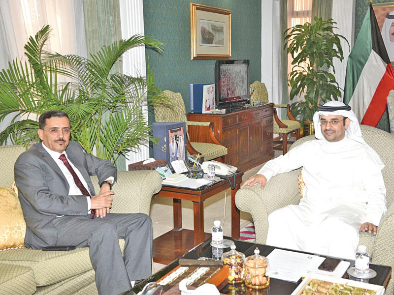 محافظ الجهراء مستقبلا السفير اليمني