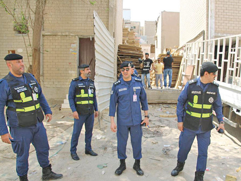 مسؤولو «الإطفاء» خلال الحملة