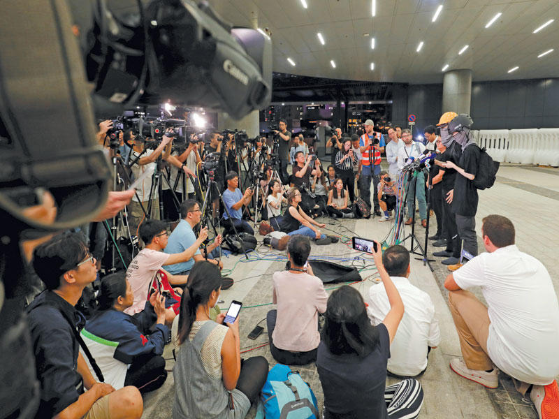 مؤتمر صحافي للمحتجين بهونغ كونغ أمس (رويترز)n