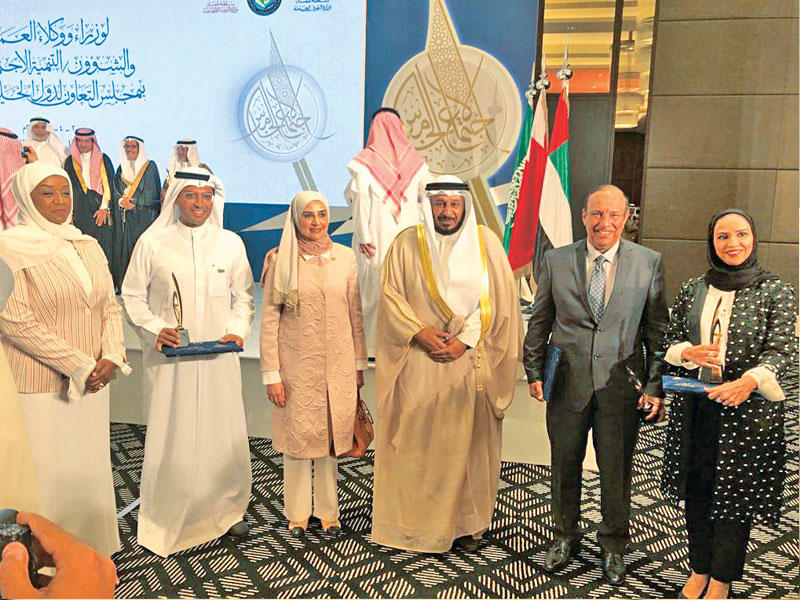 الصالح متوسطاً الخراز والعقيل عقب حصوله على الجائزة