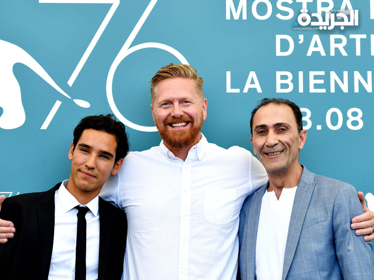 مخرج فيلم «الموصل» يتوسط الممثل العراقي سهيل دباخ وآدم بيسا