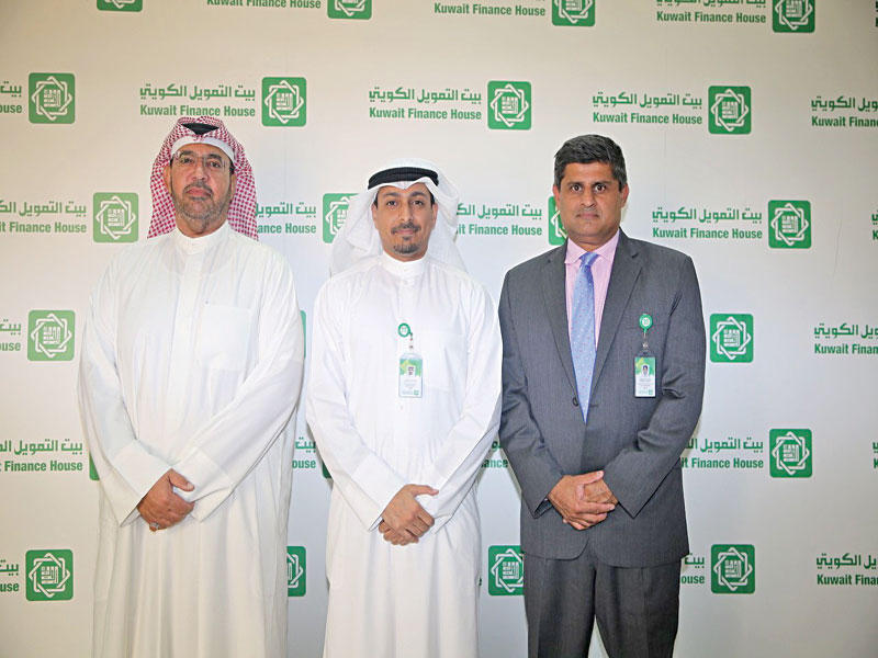 موظفو «بيتك» مع عبدالعزيز أشكناني على هامش السحب الثاني 