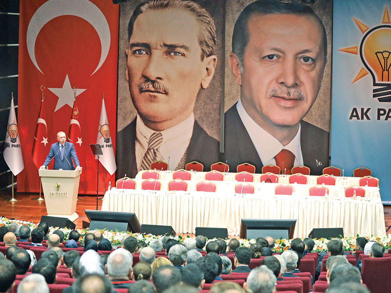 إردوغان متحدثاً لرؤساء الحزب الحاكم في أنقرة أمس (أ ف ب)
