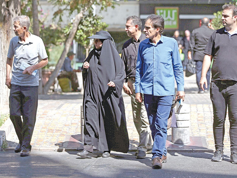 إيرانيون يعبرون أحد شوارع طهران أمسt(رويترز)