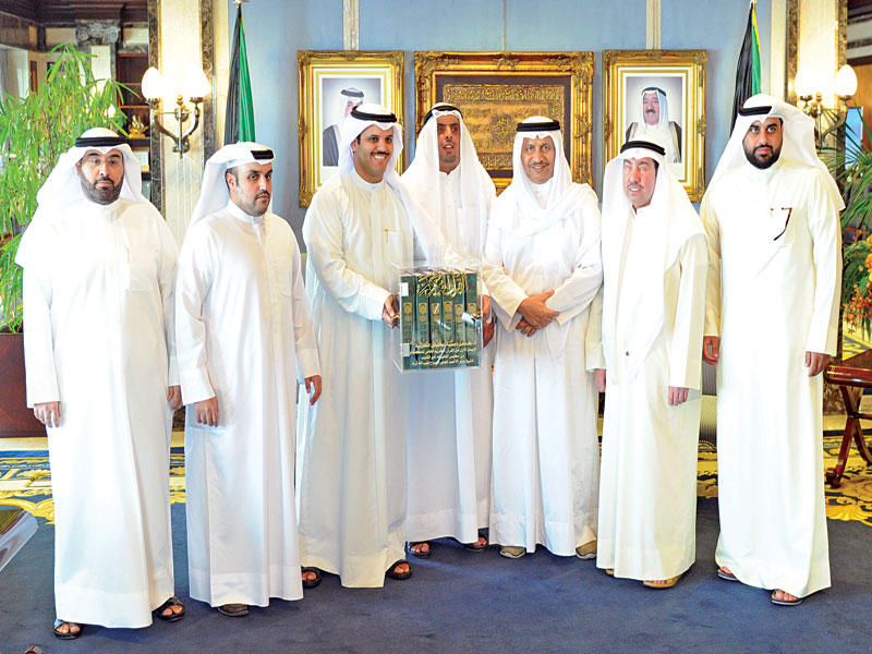 المبارك يتسلم من «المكفوفين» إصدار القرآن بطريقة برايل