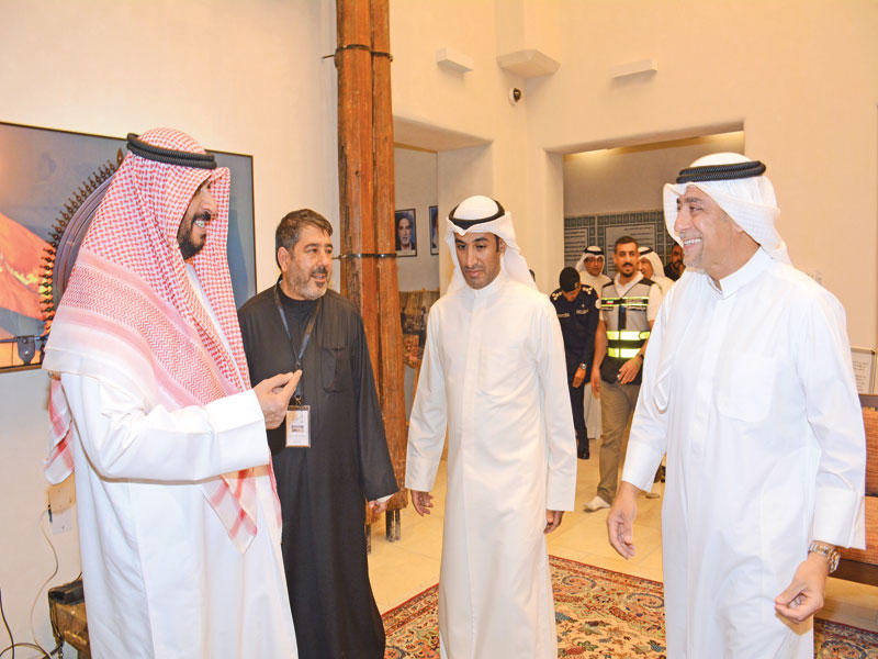 الخالد متفقداً إحدى الحسينيات