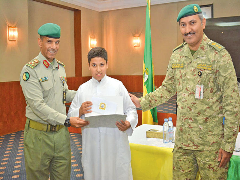 تكريم أحد المشاركين