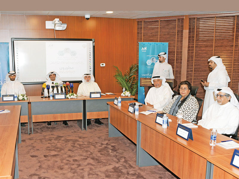 جانب من المؤتمر الصحافي 