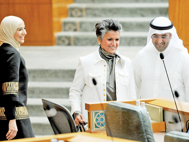 عضوة اللجنة المالية البرلمانية النائبة صفاء الهاشم و وزير المالية د. نايف الحجرف