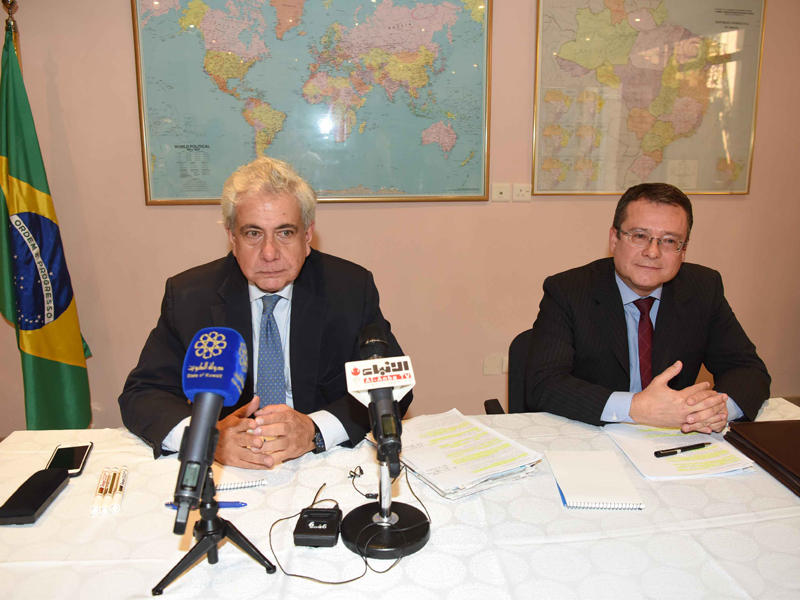 السفير البرازيلي خلال المؤتمر الصحافي