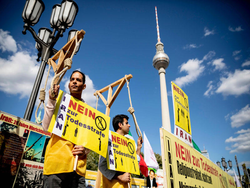 متظاهرون يحتجون على زيارة رئيس بلدية طهران لبرلين أمس الأول (أ ف ب )