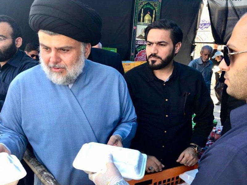الصدر يوزع الطعام في مدينة قم على المشاركين في المراسم العاشورائية 
