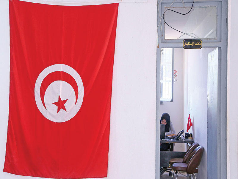 مكتب للجنة العليا للانتخابات في مدينة سيدي بوزيد التي انطلقت منها شرارة الثورة التونسية (أ ف ب)