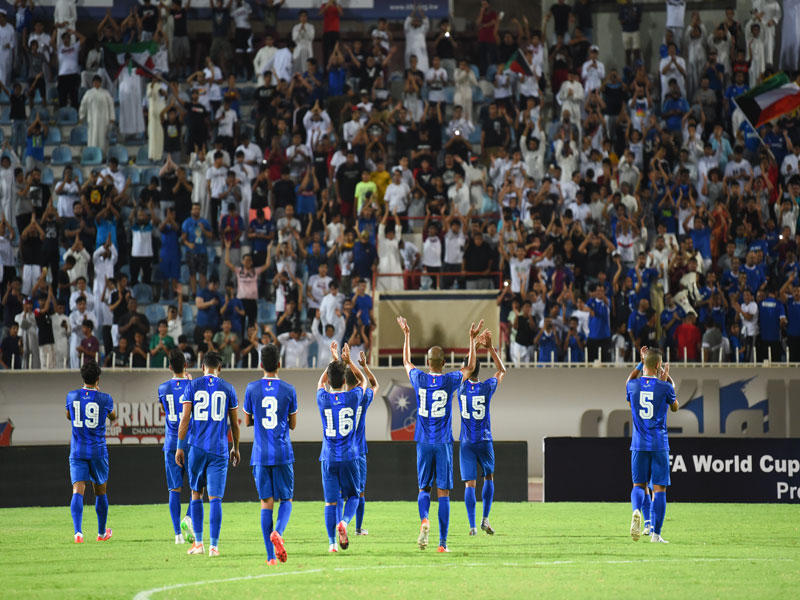 لاعبو الأزرق يحيون الجماهير (تصوير نوفل إبراهيم)