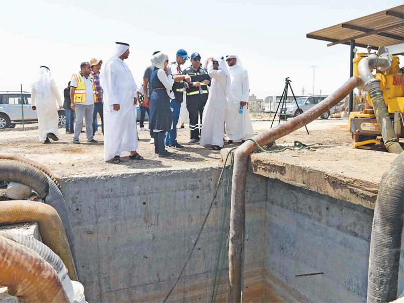 الفيلكاوي أمام أحد مواقع رفع المياه في مدينة صباح الأحمد 