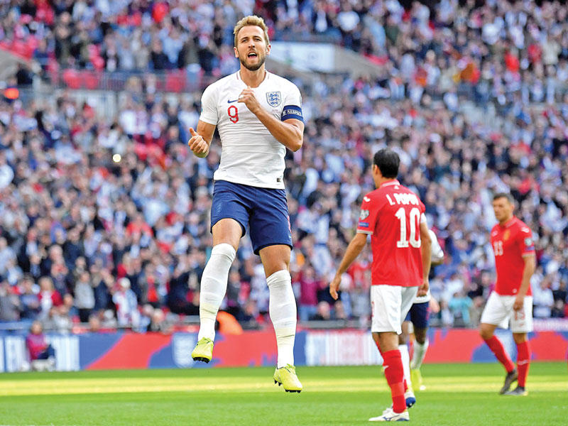 كين يحتفل بهدفه في مرمى بلغاريا