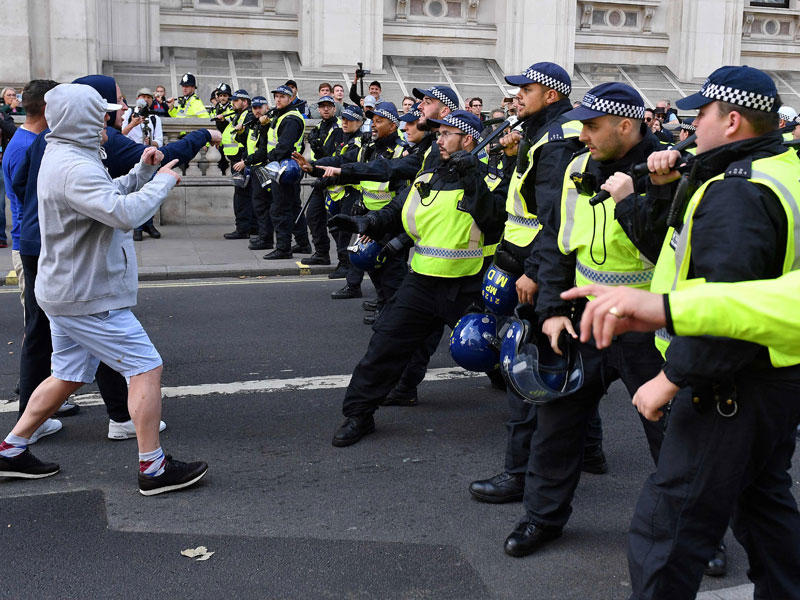 مواجهة بين الشرطة ومعارضين للحكومة قرب «داونينغ ستريت» أمس الأول (أ ف ب )