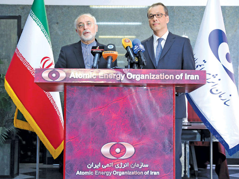 صالحي ومدير الوكالة الدولية للطاقة الذرية خلال مؤتمر مشترك في طهران أمس (أ ف ب)