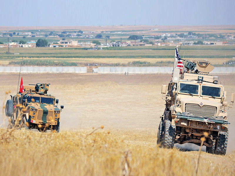 آليتان أميركية وتركية في دورية مشتركة قرب تل أبيض أمس (رويترز)