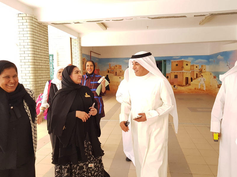 العازمي خلال تفقده مدرسة الفضل بن العباس أمس