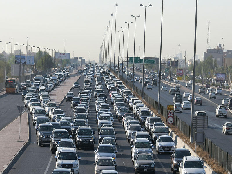 جانب من الازدحام الصباحي أمس