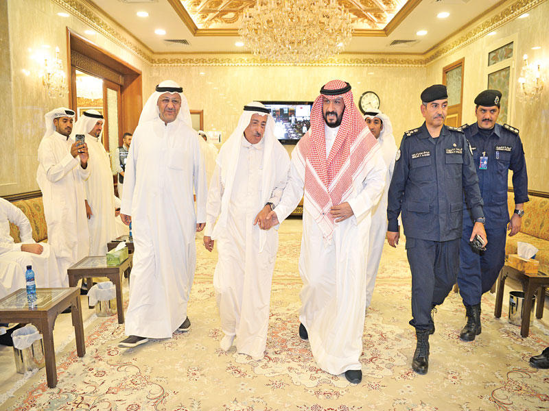 الخالد متفقداً إحدى الحسينيات